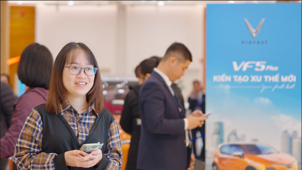 khách hàng hào hứng chờ ngày nhận vf5